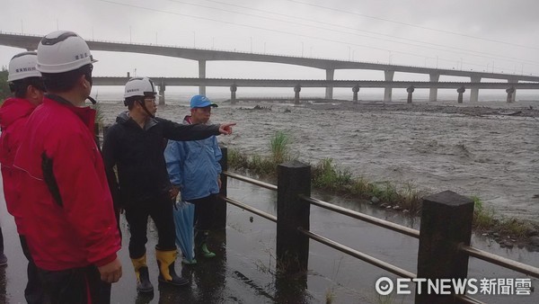 台東縣長黃健庭關心道路及水位警戒狀況，特別前往卑南鄉溫泉橋及太麻里鄉華源等南迴地區了解災情。（圖／台東縣政府提供）