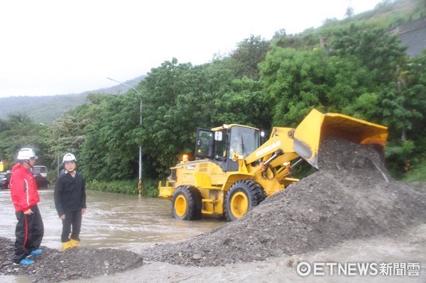 台東縣長黃健庭關心道路及水位警戒狀況，特別前往卑南鄉溫泉橋及太麻里鄉華源等南迴地區了解災情。（圖／台東縣政府提供）