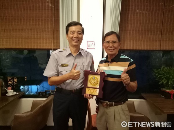 ▲台南市警二分局長呂青霖頒發獎牌，感謝林分隊長這30年來為中西區治安的付出。（圖／警方提供）