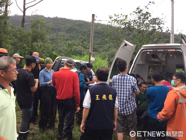 台東知本林道5名受困登山客救援工作，搜救人員已於15日下午1時30分左右，與登山客會合，確認5位登山客目前安全，身體狀況皆良好，由搜救隊護送下山。（圖／台東林管處提供）