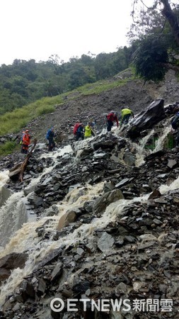 台東知本林道5名受困登山客救援工作，搜救人員已於15日下午1時30分左右，與登山客會合，確認5位登山客目前安全，身體狀況皆良好，由搜救隊護送下山。（圖／台東林管處提供）