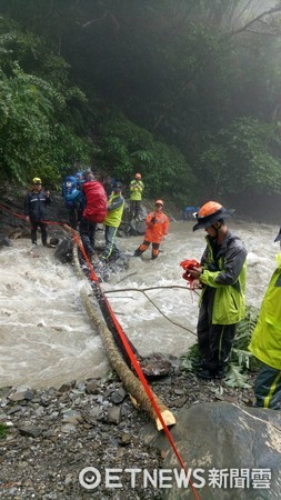 台東知本林道5名受困登山客救援工作，搜救人員已於15日下午1時30分左右，與登山客會合，確認5位登山客目前安全，身體狀況皆良好，由搜救隊護送下山。（圖／台東林管處提供）