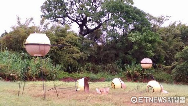 ▲桃園市千層秘地景藝術節在綠蔭道邊的地景藝術作品