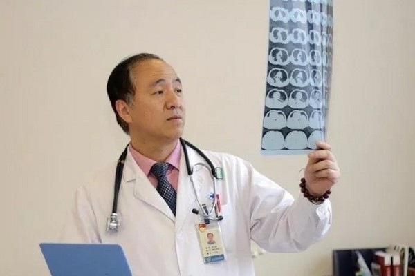 ▲江蘇省無錫的醫生吳小波，搭飛機時來回都救了人。（圖／翻攝自微博）