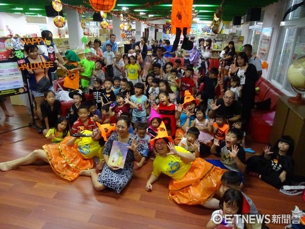 花蓮市立圖書館兒童館為配合西洋萬聖節，舉辦「萬聖故事派對-全家來搞怪活動」親子活動，吸引家長風雨無阻帶著孩子熱情踴躍參加。（圖／花蓮市公所提供）