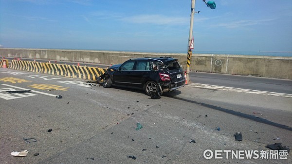 ▲砂石車駕駛疑似要閃躲闖紅燈的賓士車，車輛翻覆，現場滿地油汙。（圖／記者林煒傑翻攝）