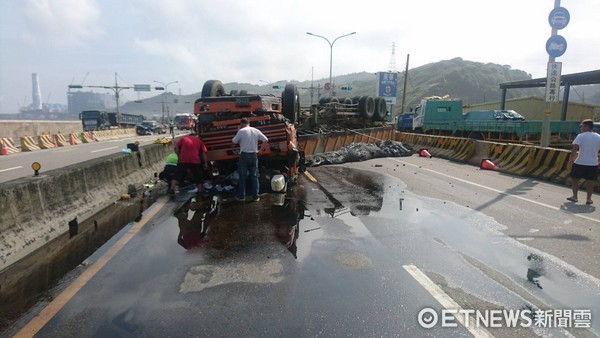 ▲砂石車駕駛疑似要閃躲闖紅燈的賓士車，車輛翻覆，現場滿地油汙。（圖／記者林煒傑翻攝）