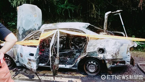 ▲一名車主停在路邊檢查故障車輛，竟遭引擎蓋加困，在引擎室遭燒死。（圖／記者林煒傑翻攝）