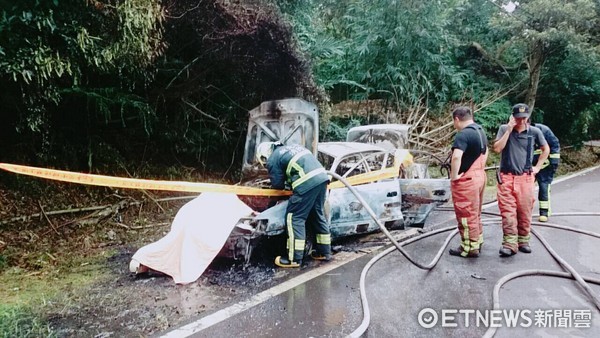 ▲一名車主停在路邊檢查故障車輛，竟遭引擎蓋加困，在引擎室遭燒死。（圖／記者林煒傑翻攝）