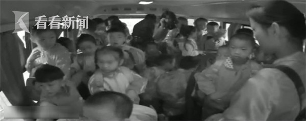 ▲▼ 武漢幼園19人校車竟塞47學童，超載率高達150%。（圖／翻攝自《看看新聞》）