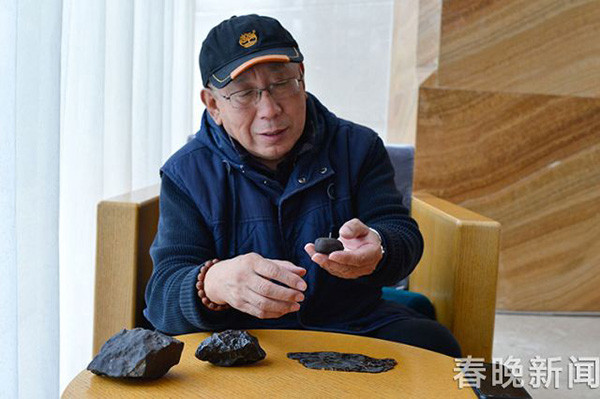 ▲▼北京天文館教授張寶林展示隕石樣本。（圖／翻攝自春晚新聞）