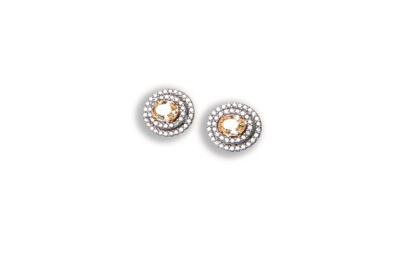 各一克拉的黃鑽主鑽搭配30分白鑽耳環。約NT$350,000