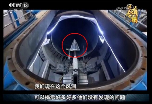 《央視》在「還看今朝」節目中，介紹中國第一個具有獨立知識產權的高超聲速風洞「JF12激波風洞」，在相關畫面中不經意首度公開東風-ZF的測試模型。（圖／翻攝自央視）