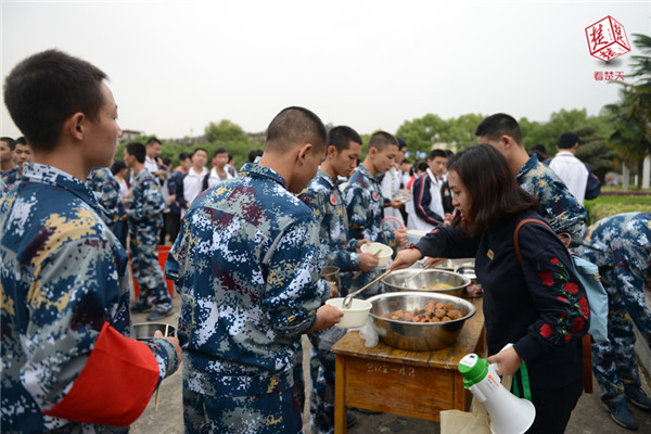 ▲▼華中師範大學第一附屬中學1200多名學生上「吃苦課」。（圖／翻攝自楚天都市報）