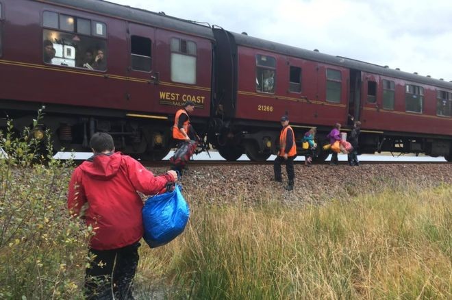 圖／翻攝http://www.telegraph.co.uk/news/2017/10/14/hogwarts-express-rescues-stranded-family/