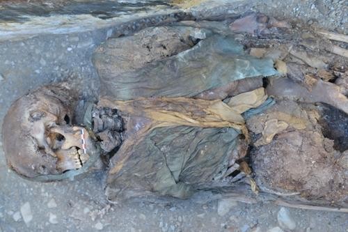 「韓國文物廳國立文化遺產研究所」日前在蒙古西北部阿爾泰山的一處古墓中，發現一具約2000年前的男性乾屍，身高約165至170公分，身上殘留的衣服經鑑定後，為「中原人」的服飾。研究所也表示，會在本月將乾屍衣物送回韓國，做進一步調查，並查明乾屍身分。（圖／翻攝自網易新聞網）