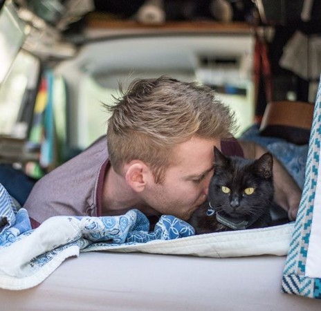 澳男辭去工作、賣掉房子和愛貓一同旅遊。（圖／翻攝自Instagram@vancatmeow）