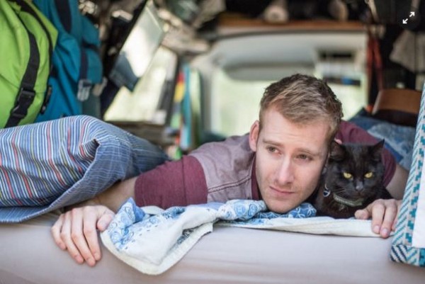 澳男辭去工作、賣掉房子和愛貓一同旅遊。（圖／翻攝自Instagram@vancatmeow）