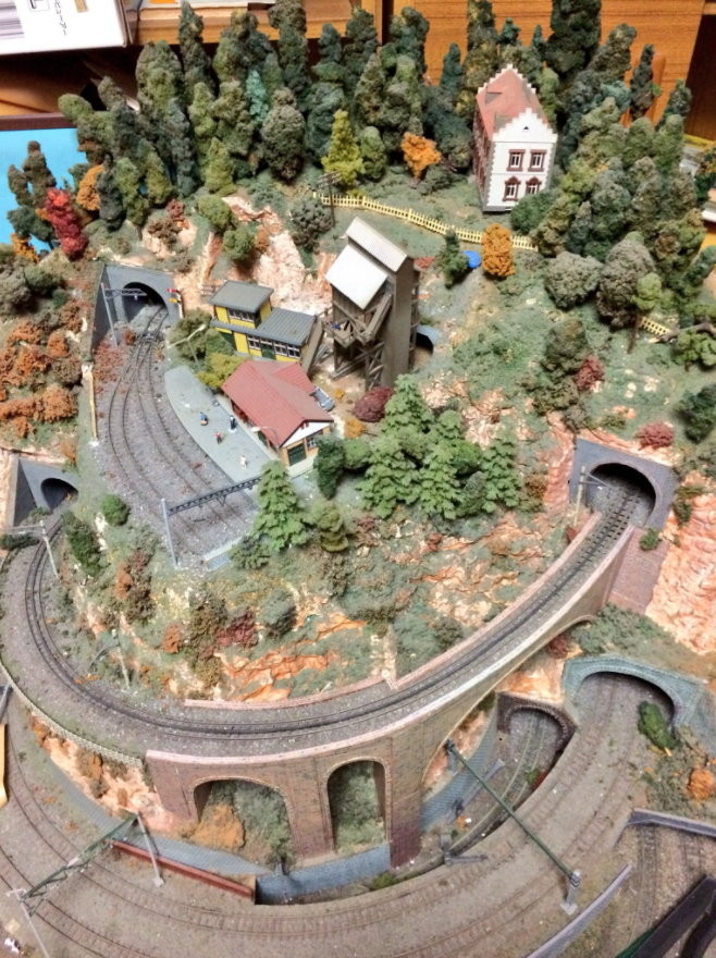 日本推特網友「@405murtagh」在爺爺房間內，發現製作精美的大型鐵道模型。（圖／翻攝「@405murtagh」推特）