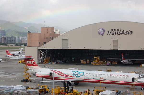 ▲遠東航空2架飛機在拖離棚廠時發生擦撞，導致航班大亂。（圖／民眾提供）