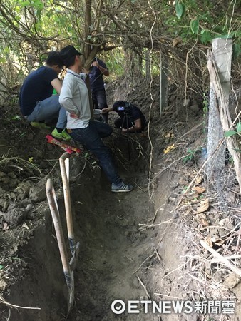 ▲狠父母連殺3幼子！繼續生，檢警開挖...屍骨埋8年見天。（圖／記者柳名耕翻攝）