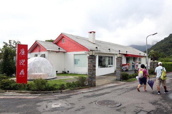 翁明顯將陽明山上的美軍宿舍翻新，開出餐廳「康迎鼎」。