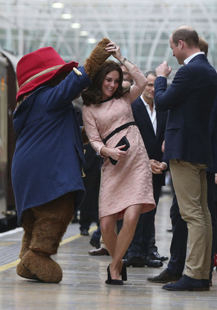 ▲▼凱特王妃出席倫敦柏靈頓車站舉辦的公益活動             。（圖／達志影像／美聯社）