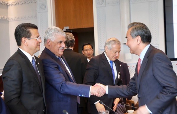 ▲▼多明尼加外長與中國外長握手。（圖／翻攝自多國外交部官網）