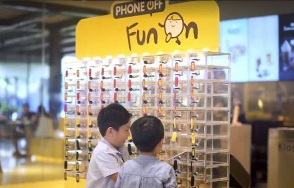 ▲▼ 新加坡麥當勞設手機置物櫃，要民眾「好好用餐，別滑了！」。（圖／翻攝自推特／@Yfm）