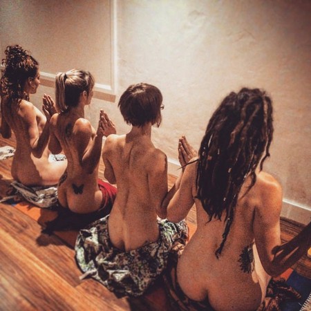 ▲裸體瑜珈吸引許多學員們參與。（圖／翻攝自Rosie Rees臉書，下同）