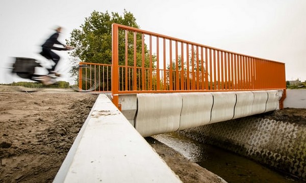 ▲ 荷蘭領先全球，首座3D混擬土橋正式啟用，官員於開幕典禮搶先騎單車過橋體驗。（圖／翻攝自《衛報》） 