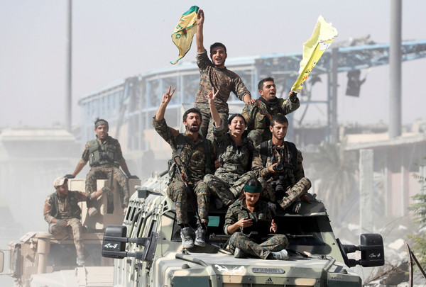 ▲ 敘利亞民主軍成功收復拉卡後，在戰車上開心歡呼。（圖／路透社）