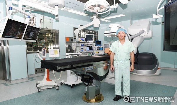 ▲由外科部部長田宇峯等人現場介紹新一代複合式手術房的設備。（圖／奇美醫院提供）
