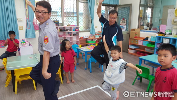 ▲台南市警玉井分局長楊華中，與小朋友一起比劃八極拳。（圖／警方提供）