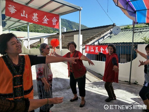 華山基金會延平天使站喬遷至新址，舉辦「讓愛蔓延」建站茶會。村長及地方仕紳一同剪綵開啟華山在延平耕耘的服務新里程。（圖／華山基金會提供）