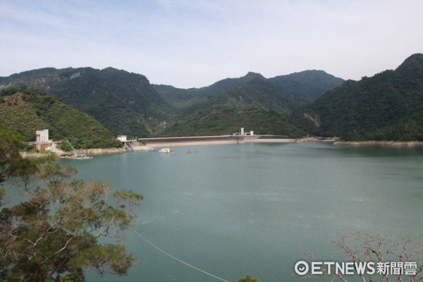 ▲民眾可飽覽全台最大水庫曾水水庫煙波美景。（圖／交通局提供）