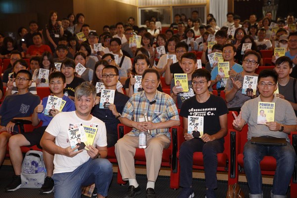 在網路爆紅後，李錫錕也在8月出了2本書，舉辦的簽書會場場人潮爆滿。
