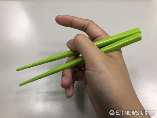 拿筷子。（圖／記者陳俊宏攝）