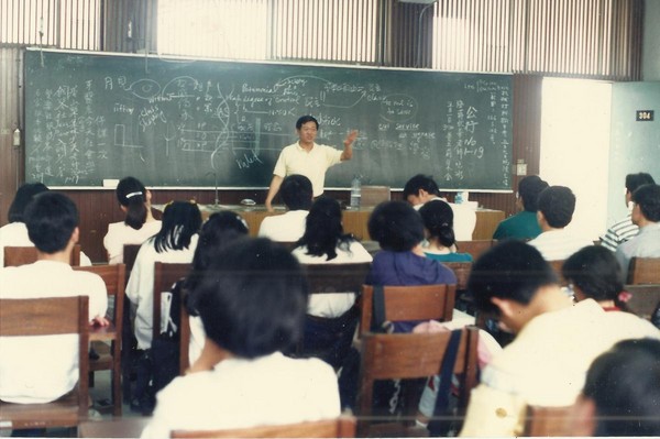 1989年李錫錕參選台北縣長落選後，為了4年後再戰，他辭去正職教授，專心經營選民關係，轉兼任教授至今。（李錫錕提供）