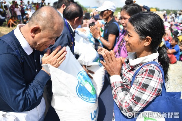 ▲▼柬埔寨慈濟志工與新加坡人醫會於2017年10月，前往柬埔寨首都金邊市進行台灣大米發放及首次義診。（圖／慈濟基金會提供）