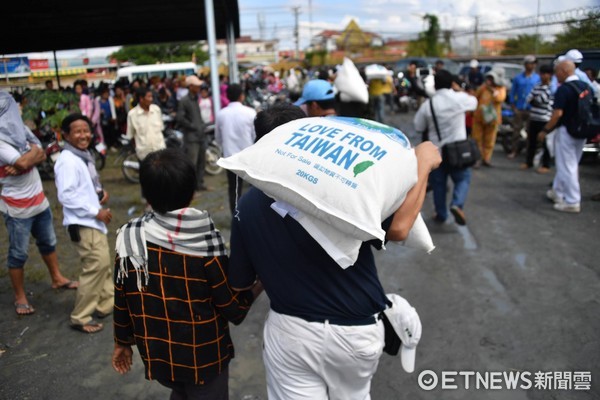 ▲▼柬埔寨慈濟志工與新加坡人醫會於2017年10月，前往柬埔寨首都金邊市進行台灣大米發放及首次義診。（圖／慈濟基金會提供）