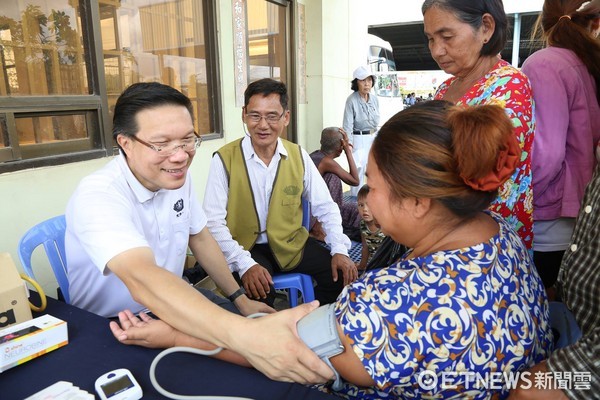 ▲▼柬埔寨慈濟志工與新加坡人醫會於2017年10月，前往柬埔寨首都金邊市進行台灣大米發放及首次義診。（圖／慈濟基金會提供）