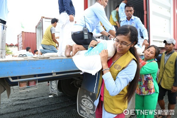 ▲▼柬埔寨慈濟志工與新加坡人醫會於2017年10月，前往柬埔寨首都金邊市進行台灣大米發放及首次義診。（圖／慈濟基金會提供）