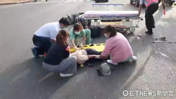 ▲台南市立安南醫院急診醫護人員，據報馬上衝到現場，將受重傷的80多歲方老先生，緊急處置後，後送醫院治療。（圖／安南醫院提供）