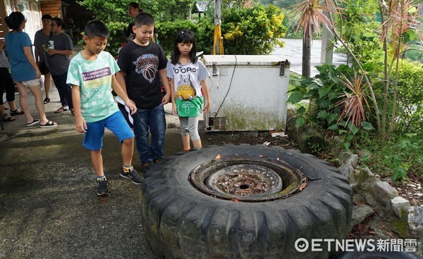 ▼孩童思考礦場廢輪胎再利用，改造為好玩的遊戲場。（圖／城鄉局提供）