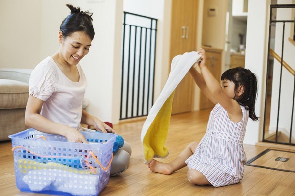 根據東京大學研究，即便是雙薪家庭，當太太的放假時，平均要比先生多花5個小時做家事和顧小孩。（東方IC）
