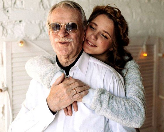 ▲▼俄羅斯的資深演員卡拉斯科（Ivan Krasko）以84歲的年紀迎娶24歲的娜塔莉。（圖／翻攝自Natalia Shevel臉書）