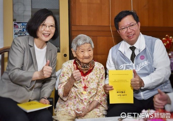 ▲蔡總統慰訪百歲人瑞謝林霞妹女士將拍片記錄珍貴歷史。（圖／桃園市政府提供）