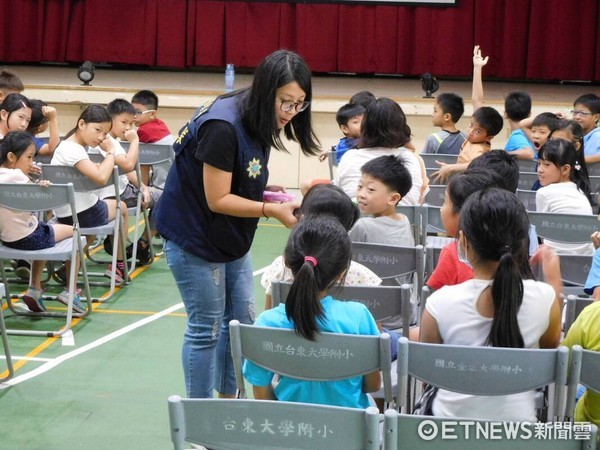 台東縣警察局婦幼警察隊至東大附小進行婦幼法令宣導，現場學生反應熱烈，有獎徵答學生都能正確回答問題，宣導活動獲得師生肯定。（圖／台東縣警察局提供)