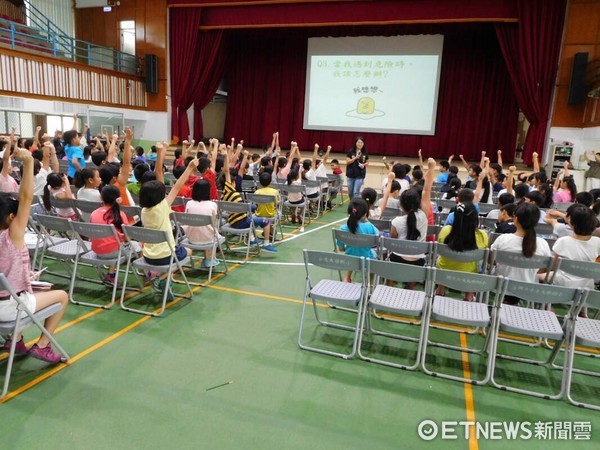 台東縣警察局婦幼警察隊至東大附小進行婦幼法令宣導，現場學生反應熱烈，有獎徵答學生都能正確回答問題，宣導活動獲得師生肯定。（圖／台東縣警察局提供)